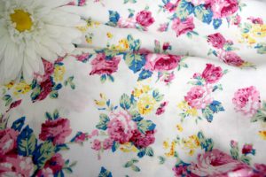 Белая ткань для постельного белья Штапель розы цвет белый-розовый